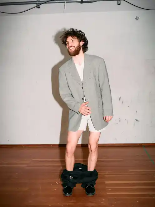Portrait of Marlon Bienert laughing with his pants down on stage