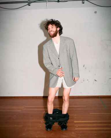 Portrait of Marlon Bienert laughing with his pants down on stage