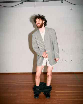 Portrait of Marlon Bienert laughing with his pants down on stage