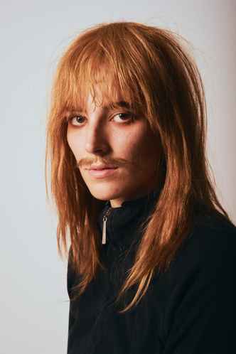 Antonina Gruse with a wig and fake makeup at the Otto-Falckenberg-Schule