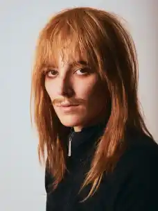 Antonina Gruse with a wig and fake makeup at the Otto-Falckenberg-Schule