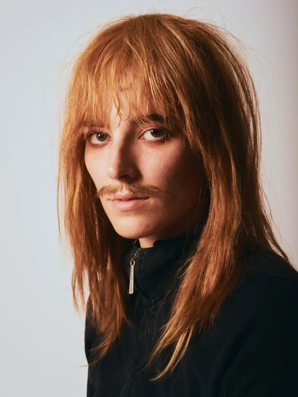 Antonina Gruse with a wig and fake makeup at the Otto-Falckenberg-Schule
