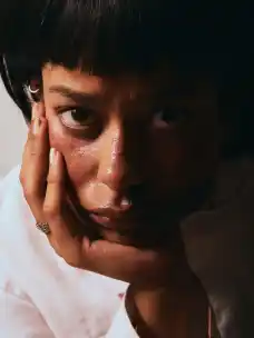 Samira Isa Benhane with a wig and makeup at the Otto-Falckenberg-Schule