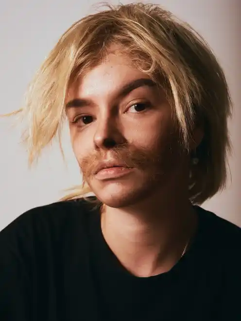 Vasilisa Tovstyga with a wig and a fake beard at the Otto-Falckenberg-Schule