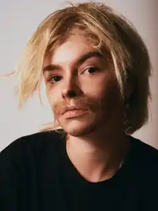 Vasilisa Tovstyga with a wig and a fake beard at the Otto-Falckenberg-Schule