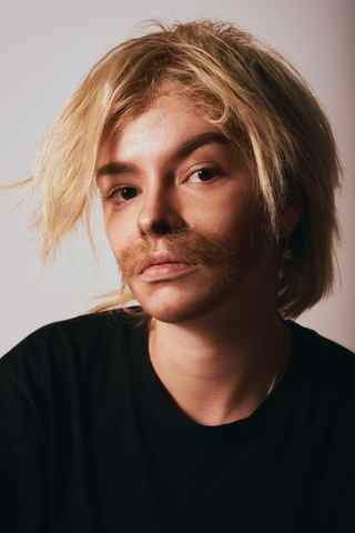 Vasilisa Tovstyga with a wig and a fake beard at the Otto-Falckenberg-Schule