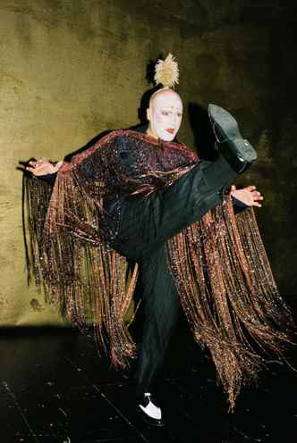 Munich Kammerspiele Backstage with martin Weigel dancing at Play Auerbach