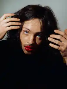 Carlo Benecke with a wig at the Otto-Falckenberg-Schule