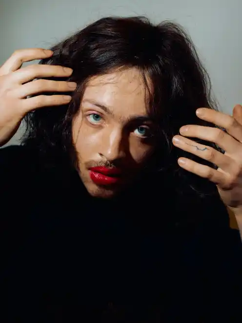 Carlo Benecke with a wig at the Otto-Falckenberg-Schule